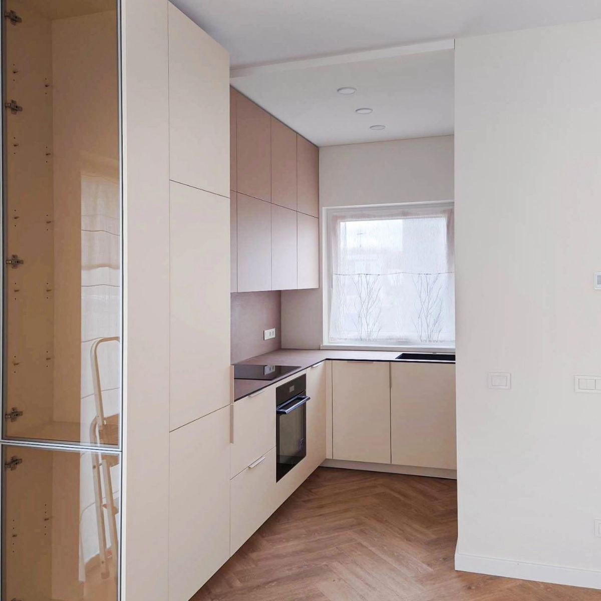 Moderne grifflose Eckküche nach Maß in Beige mit durchgehend gleichmäßigen Fugen zwischen den Fronten, gefertigt von MAGUBO.