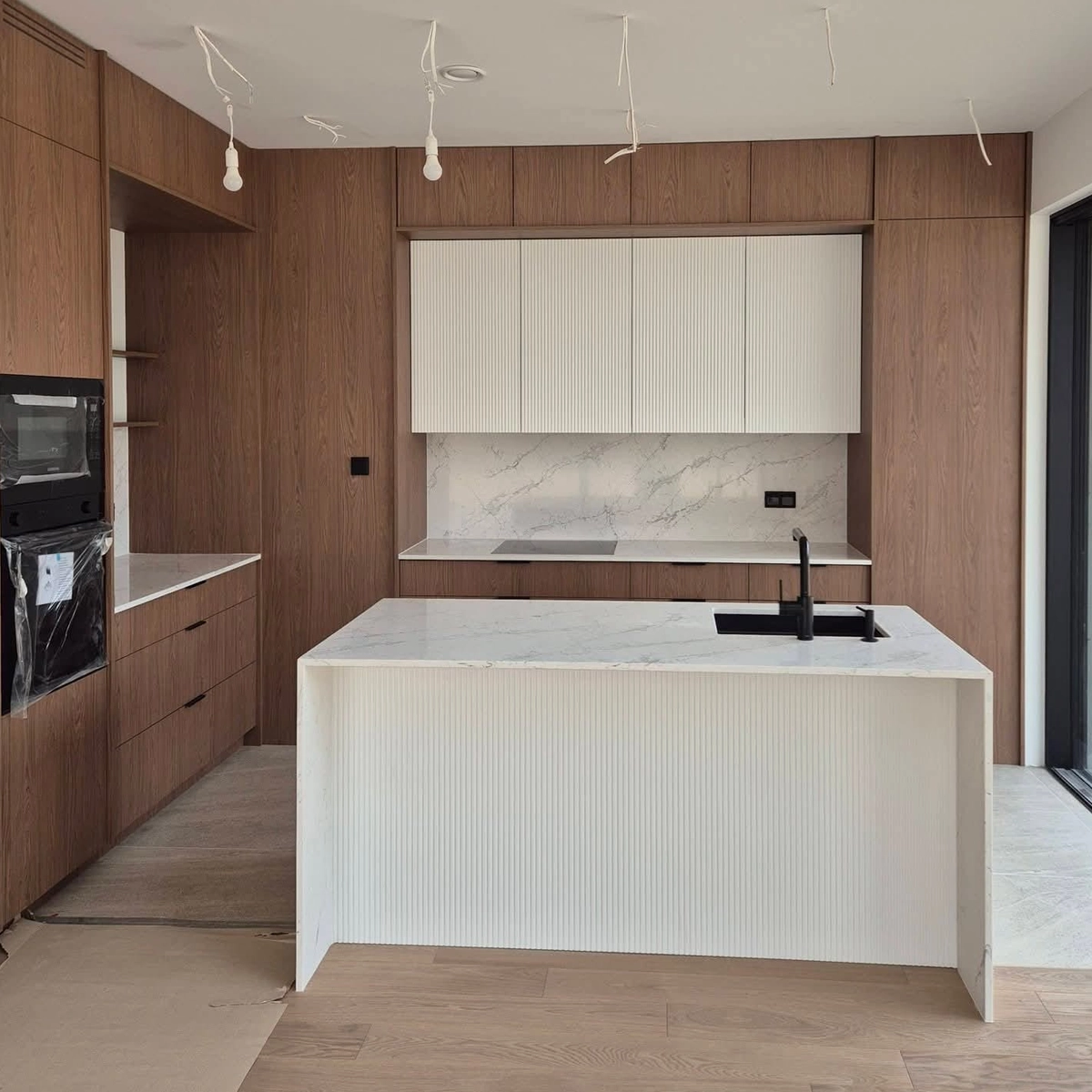 Moderne Einbauküche nach Maß in Nussbaum und Weiß mit Lamellenelementen, gefertigt von MAGUBO.