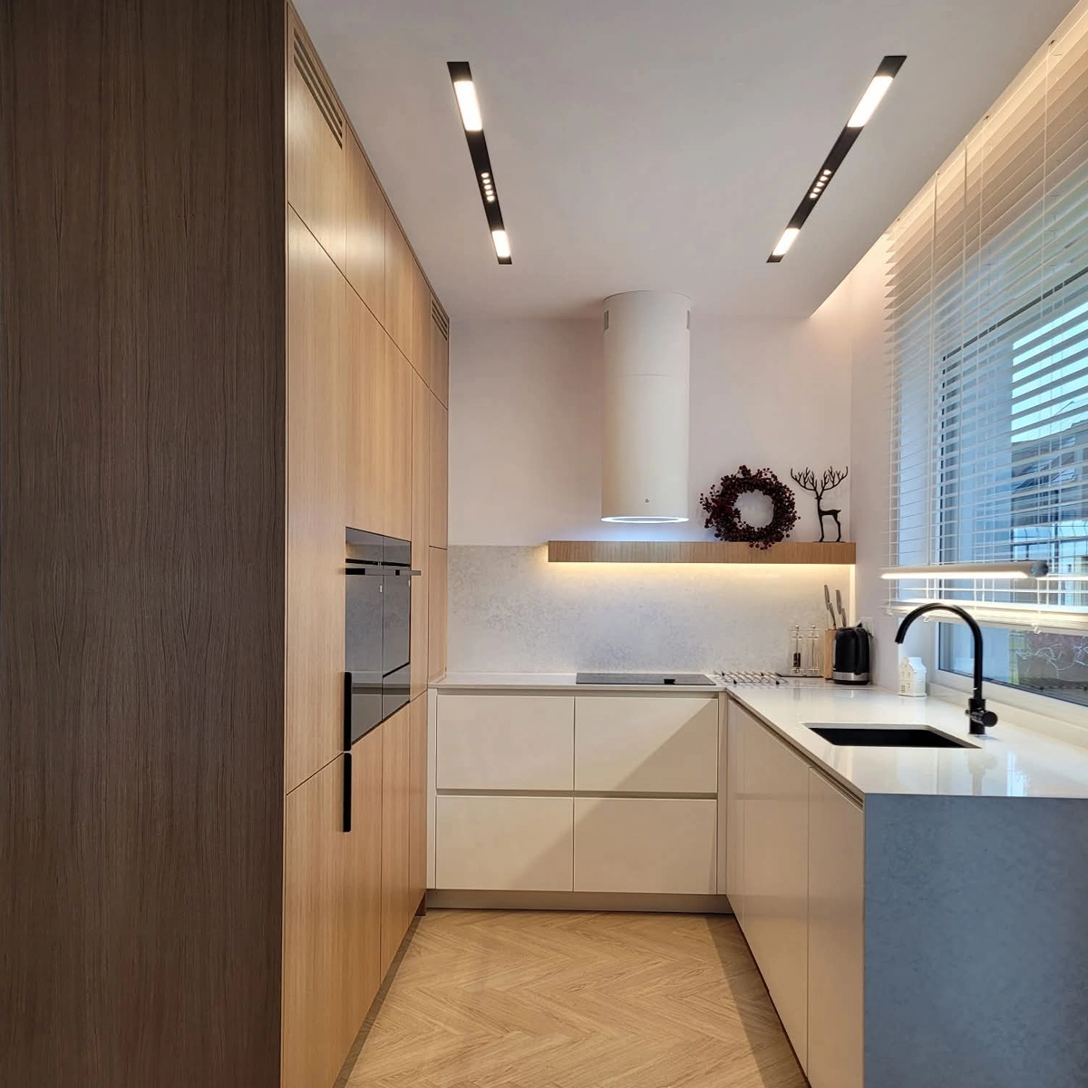 Moderne Einbauküche nach Maß in U-Form mit Halbinsel und Eichenholz, gefertigt in der Werkstatt von MAGUBO in Gubin.